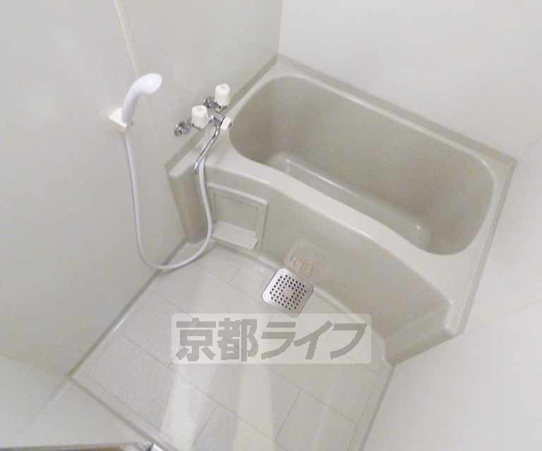 バス・シャワールーム　広々とした浴室です。