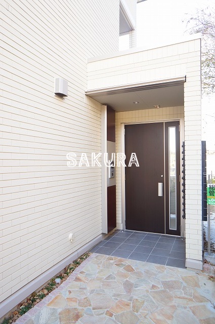 エントランス　重厚感のある建物デザイン♪