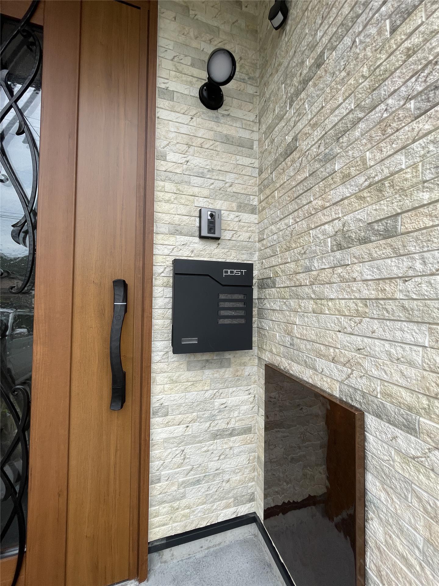 玄関　玄関　建設中により4号棟の写真を掲載