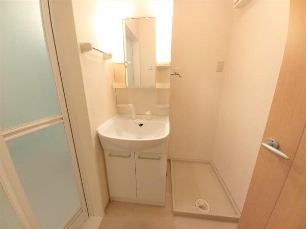 洗面設備　写真は同タイプの別のお部屋のものです。