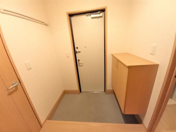 玄関　写真は同タイプの別のお部屋のものです。
