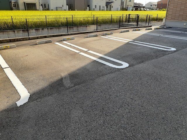 駐車場　駐車場があるので、車を買う予定の方も安心です