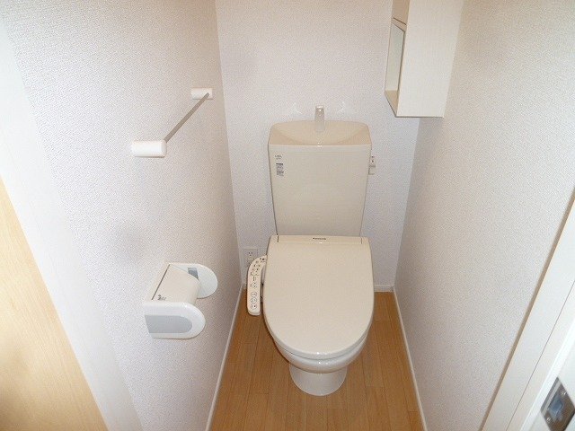 トイレ　落ち着いた色調のトイレです