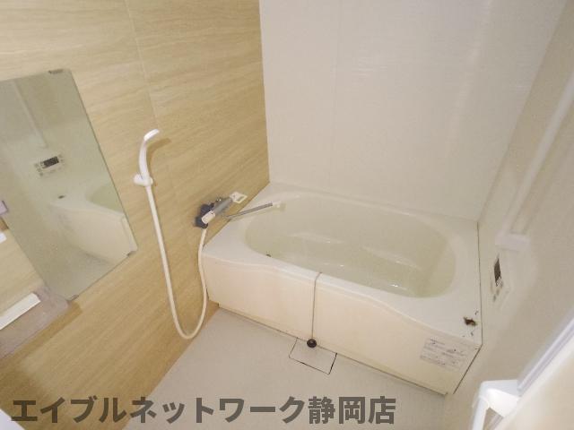バス・シャワールーム　コンパクトで使いやすいお風呂です