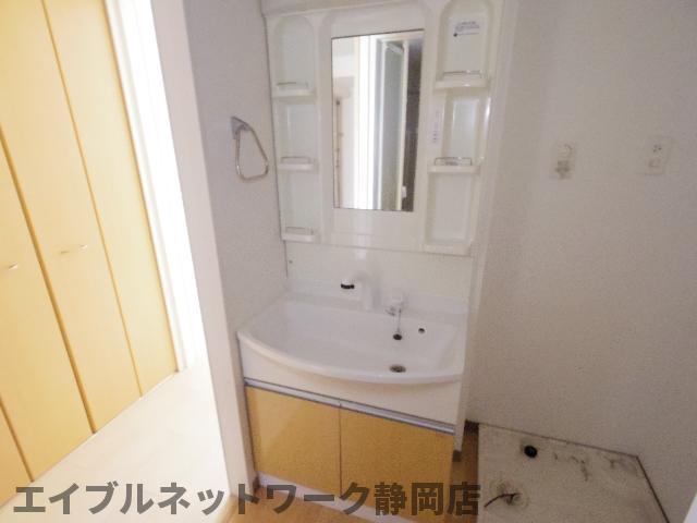 洗面設備　明るい洗面所です