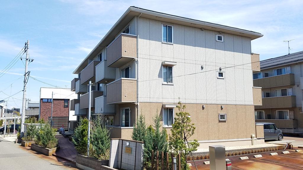 新潟市中央区女池のアパートの建物外観