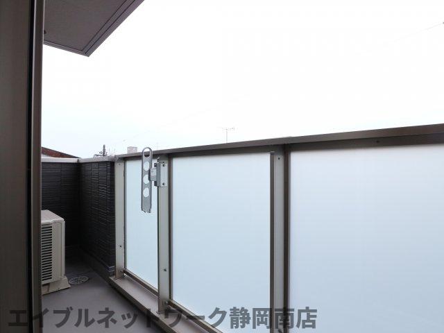 バルコニー　陽当たり良好なバルコニーです