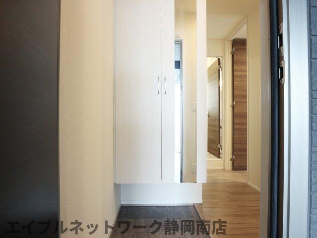 玄関　収納もある玄関です