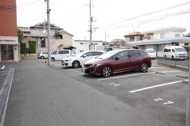 【マルカツ新保の駐車場】