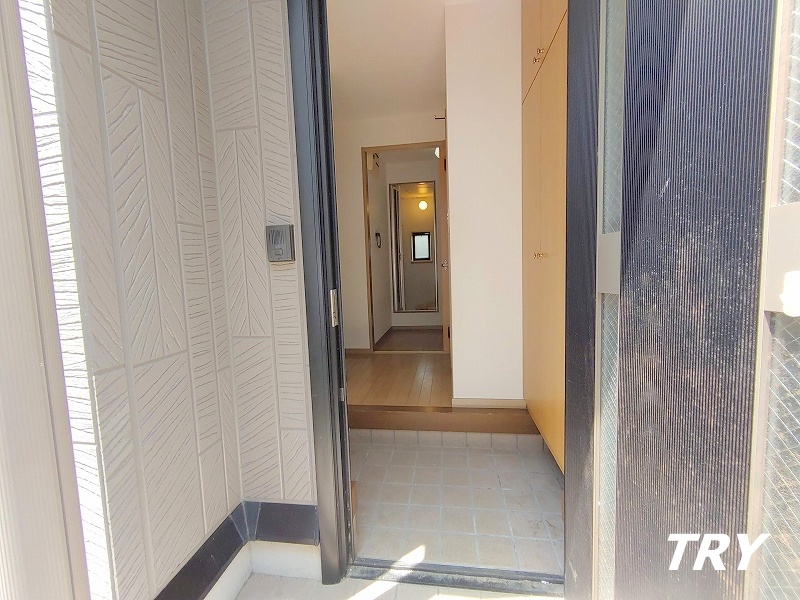 玄関　下駄箱付き