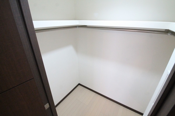 収納　大人気設備のウォークインクローゼット　衣類や小物など大量収納