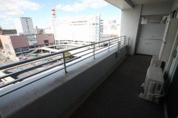 バルコニー　ワイドなバルコニーで洗濯物がたくさん干せます。