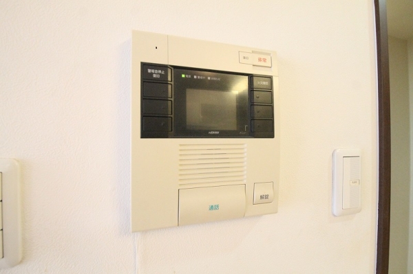 セキュリティ　訪問者がモニターで確認できるインターフォンで安心です。