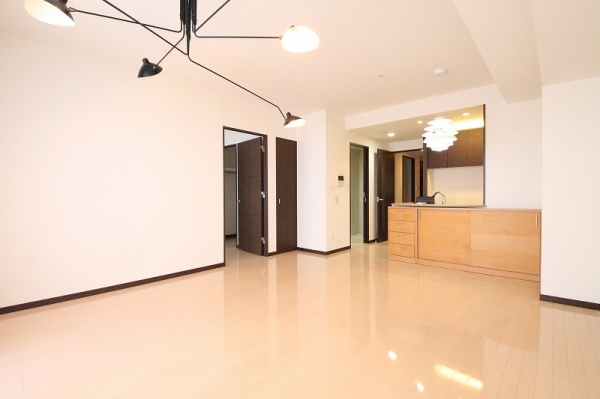 居室・リビング　明るく広々リビングはダイニングテーブルとソファーを設置可