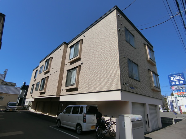 札幌市厚別区厚別西三条のアパートの建物外観