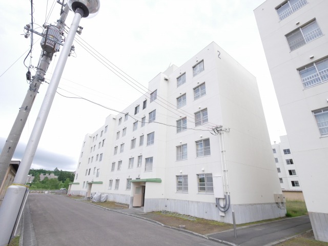 札幌市南区川沿十六条のマンションの建物外観