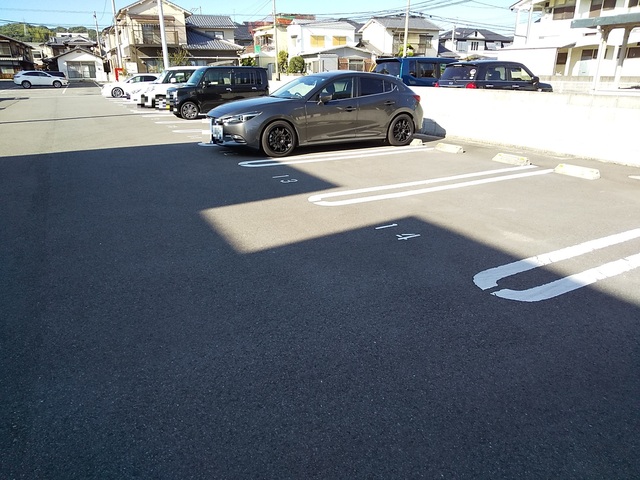 【松山市南斎院町のアパートの駐車場】