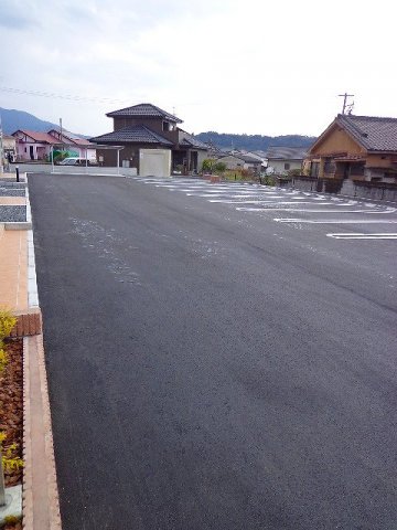 【ビオトープIの駐車場】