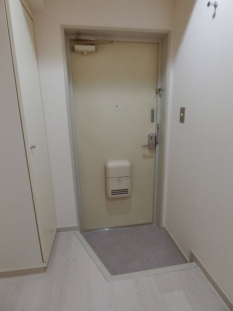 【クレセントハイツの玄関】