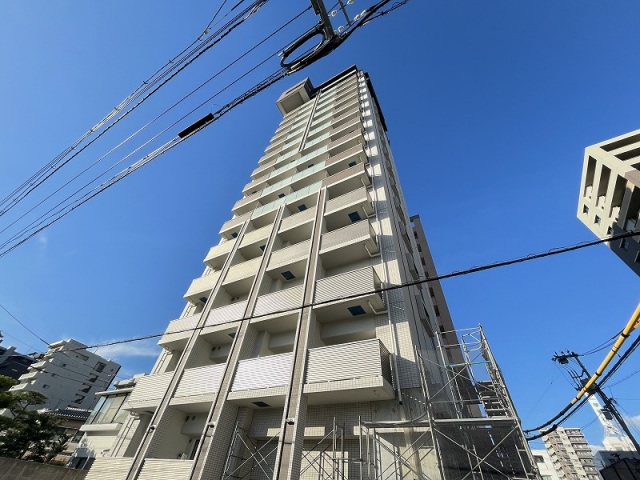 【広島市中区西白島町のマンションの建物外観】