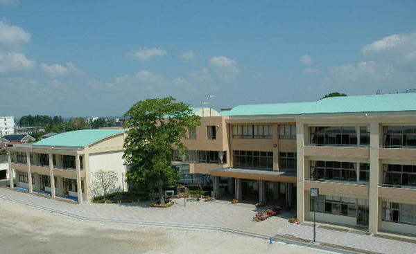 【サーパス新荘の小学校】