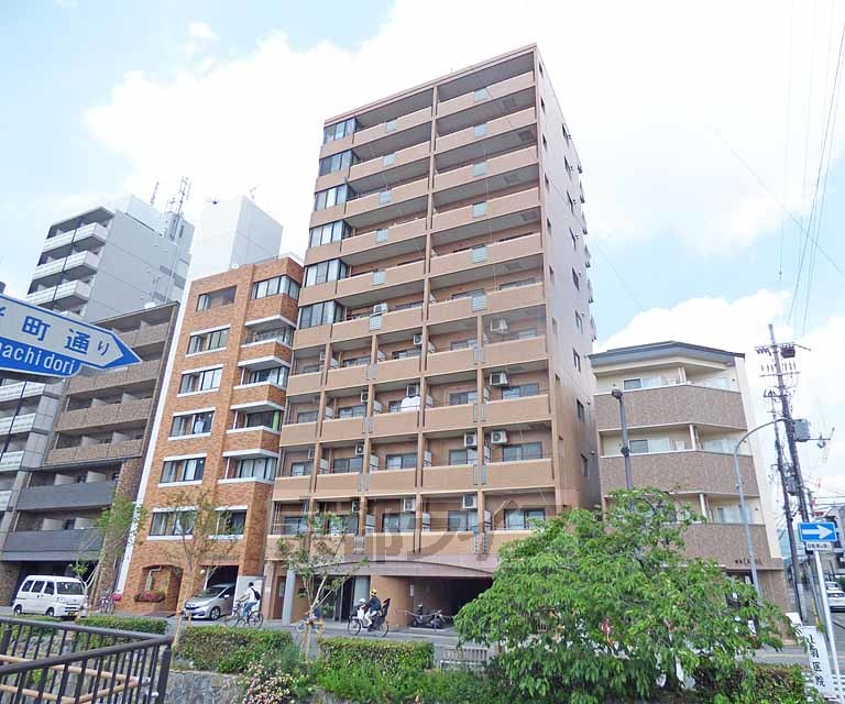 京都市上京区二町目のマンションの建物外観