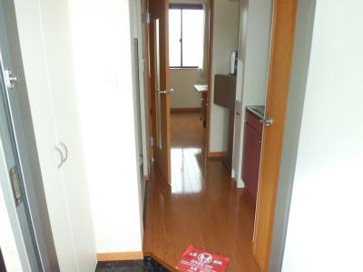 玄関　奥が居室。コンパクトな造りです。