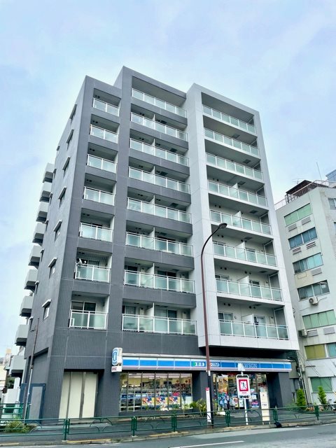 【新宿区荒木町のマンションの建物外観】