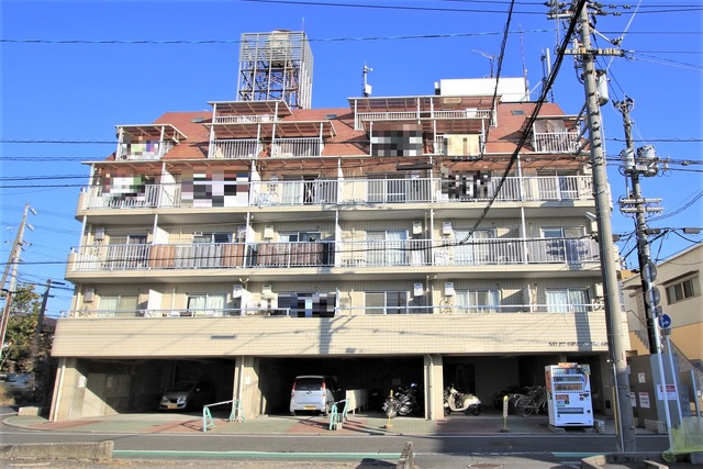 松山市立花のマンションの建物外観