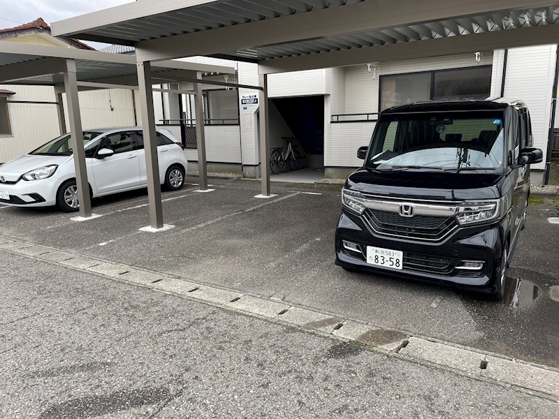 【クレール小新の駐車場】