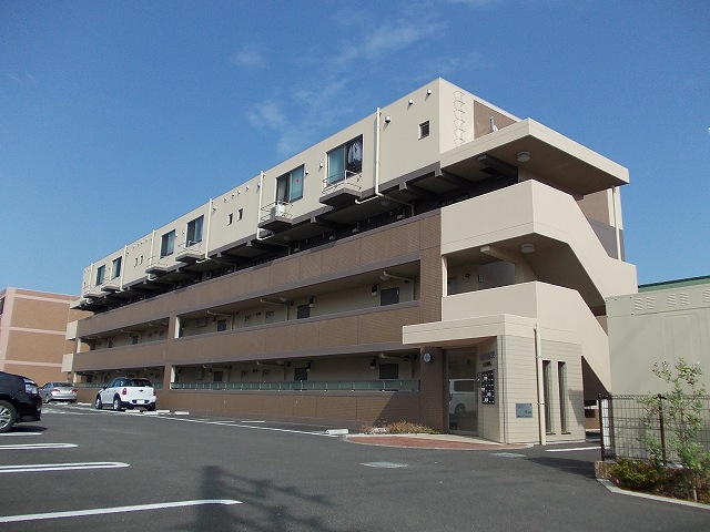 【小田原市栢山のマンションの建物外観】