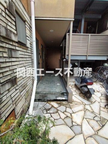 【東大阪市本町のマンションのエントランス】