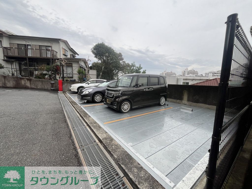 【横浜市戸塚区矢部町のマンションの駐車場】