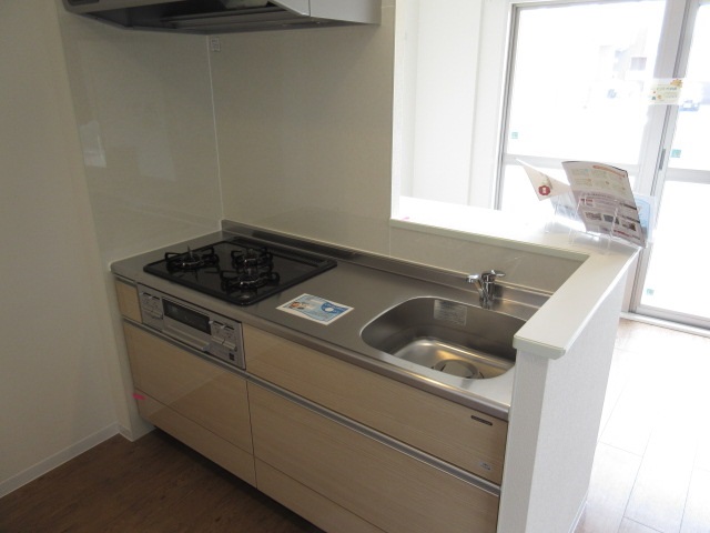 キッチン　３口ガスのシステムキッチン装備