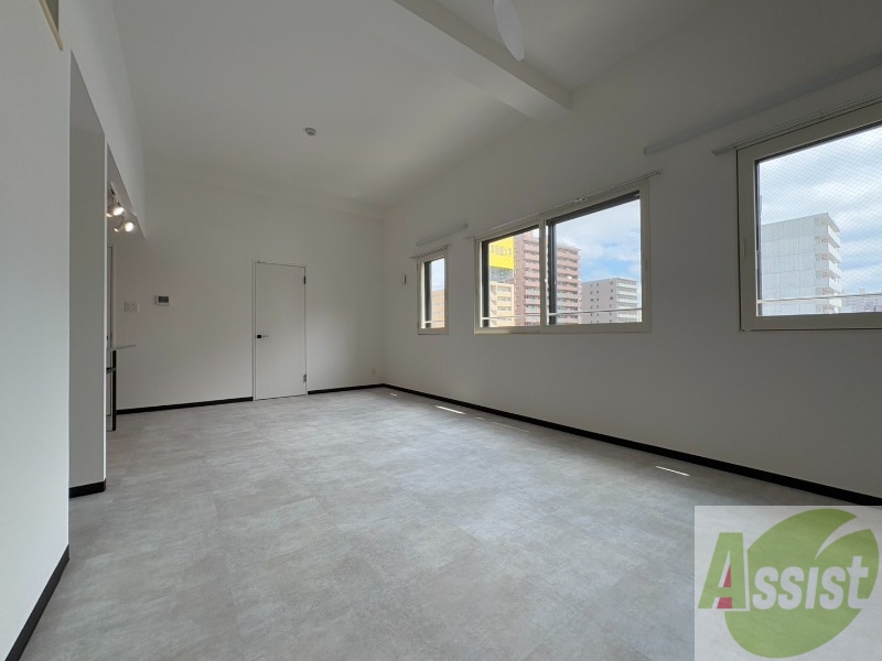 居室・リビング　フローリングや壁の色がお洒落な印象のリビングです。