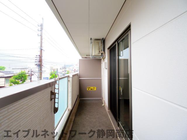 バルコニー　外からの目が気にならないバルコニーで洗濯物が干せます