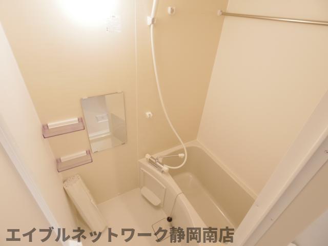 バス・シャワールーム　落ち着いた空間のお風呂です