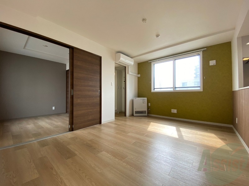 居室・リビング　リビングです。木目のフローリングが落ち着きますね。