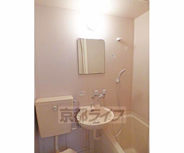 洗面設備　綺麗な洗面台です。