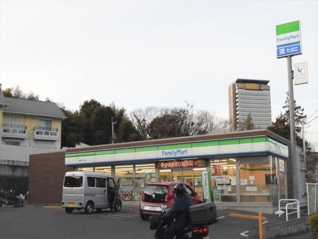 コンビニ　ファミリーマート（コンビニ）まで2581m