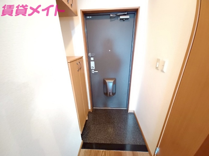 玄関　同物件別部屋のお写真です。
