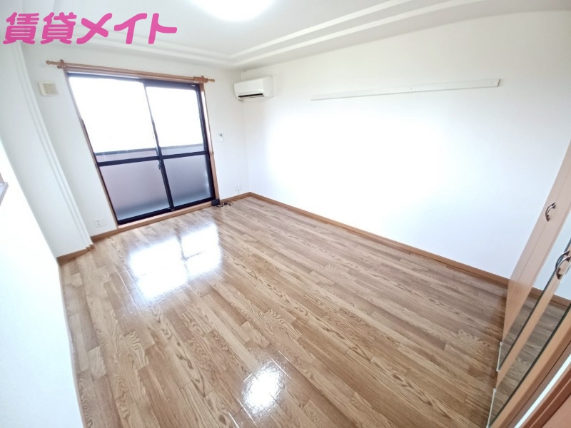 居室・リビング　同物件別部屋のお写真です。