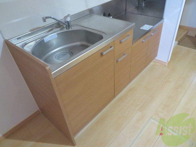 キッチン　十分な大きさのキッチンですね。２口コンロも置けます。