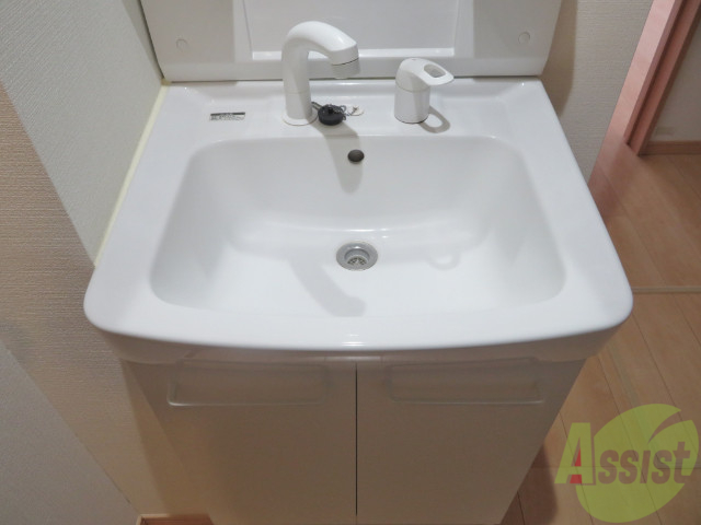 洗面設備　忙しい朝の味方、独立洗面台があるのは嬉しいですね。