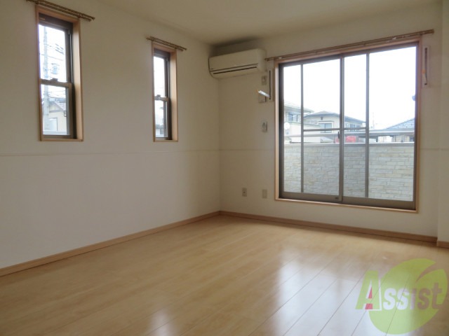 居室・リビング　陽の光が差し込む明るいお部屋は気持がいいですね。