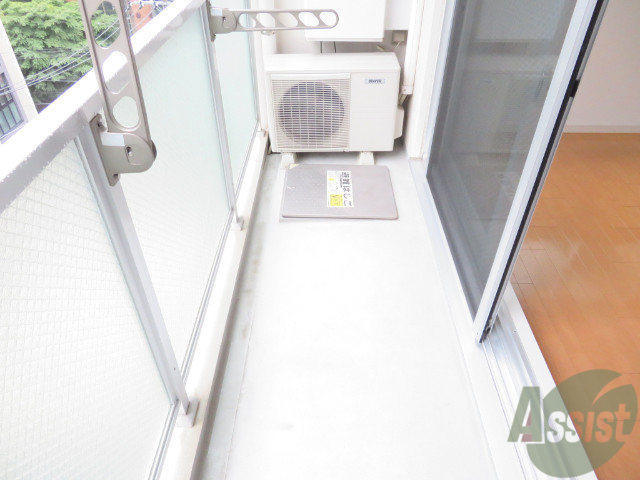 バルコニー　お広めのバルコニーなので、お洗濯物が干せるので便利ですね。