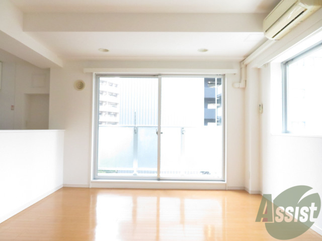 居室・リビング　大きな窓の付いたお部屋は陽射しが入り心地よくなりそうですね。