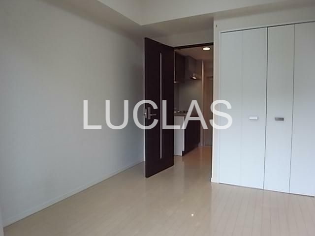 居室・リビング　落ち着いた色味の床材がくつろぎ空間を演出♪