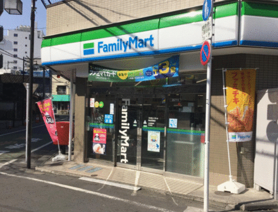 コンビニ　ファミリーマート四谷若葉店（コンビニ）まで373m