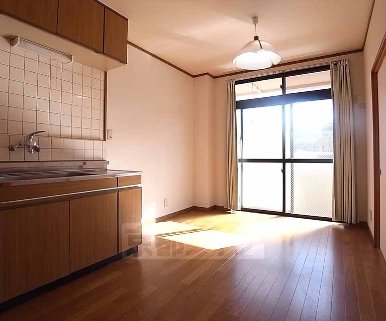 居室・リビング　採光あるリビングルーム